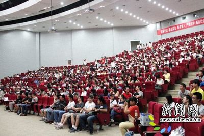 施建军校长为2012级研究生作入学专题报告，强调“无车教育”理念